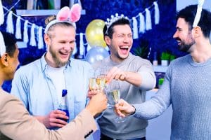 glueckliche maenner junggesellenabschied